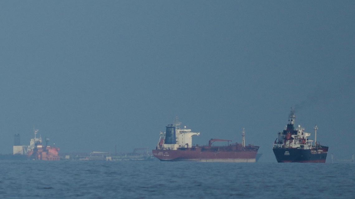 Британские военные заявили, что контейнеровоз атакован возле Ормузского пролива