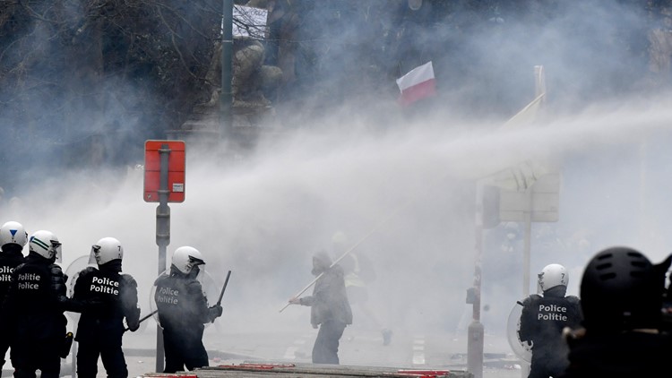 Water cannon, tear gas used against anti-vaccine protests in Brussels