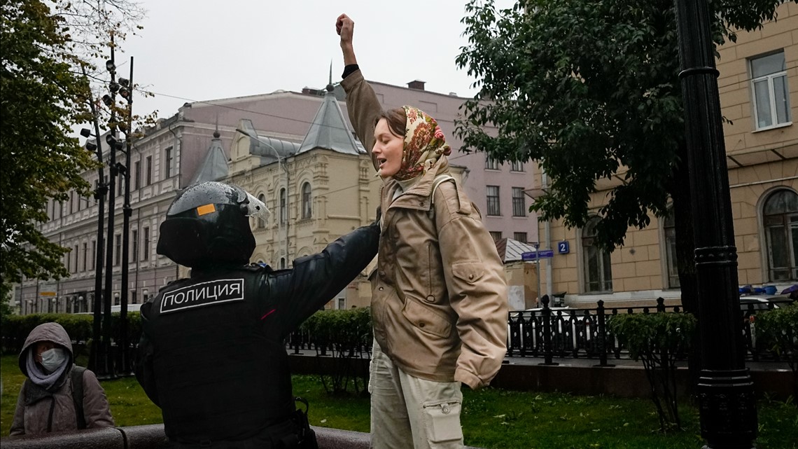 Russian Police Arrest Protestors After Putin S Mobilization Order