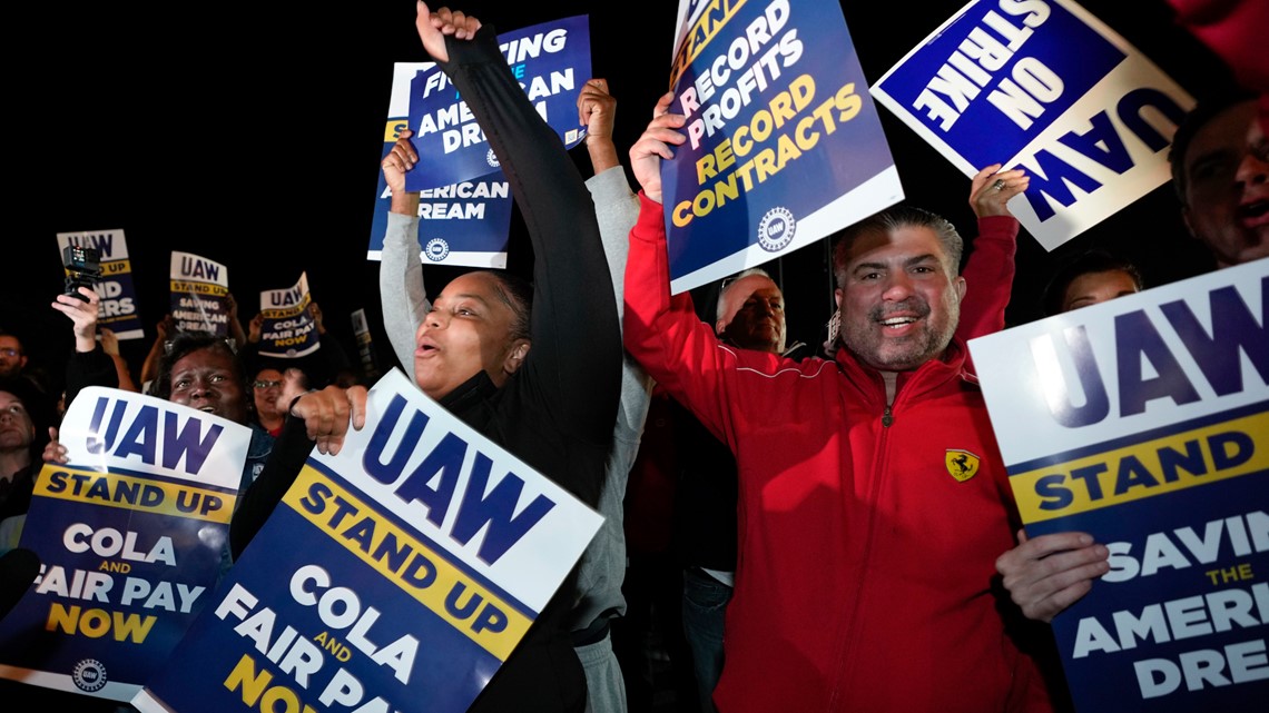 UAW Auto Workers Go On Strike At Detroit's 3 Automakers | Wwltv.com