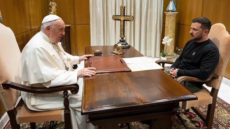 Pope Francis meets with Ukrainian president at the Vatican