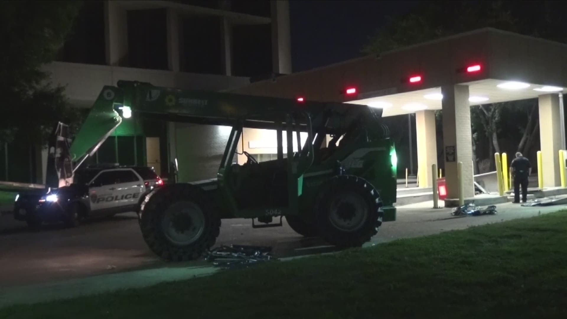 Hpd Thieves Use Forklift In Smash And Grab At Drive Thru Atm Wwltv Com
