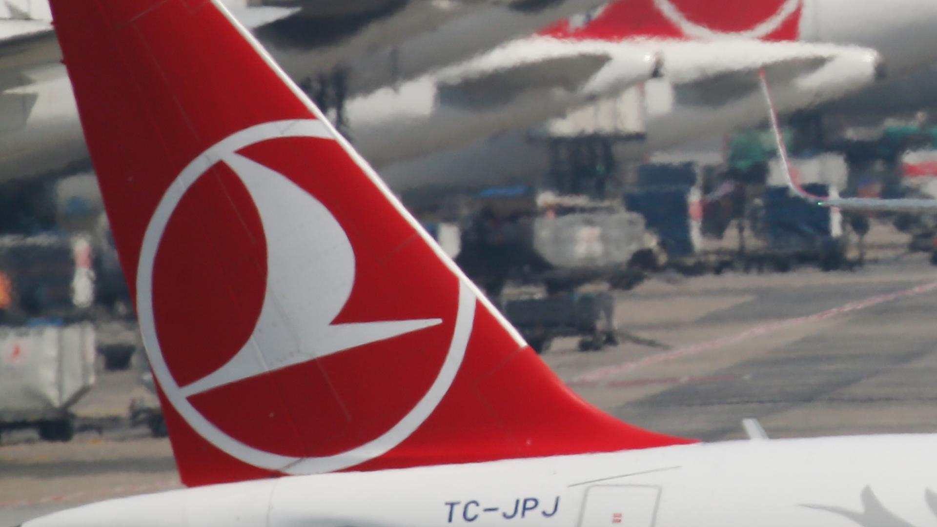 Pilot dies midflight, forcing emergency landing in New York