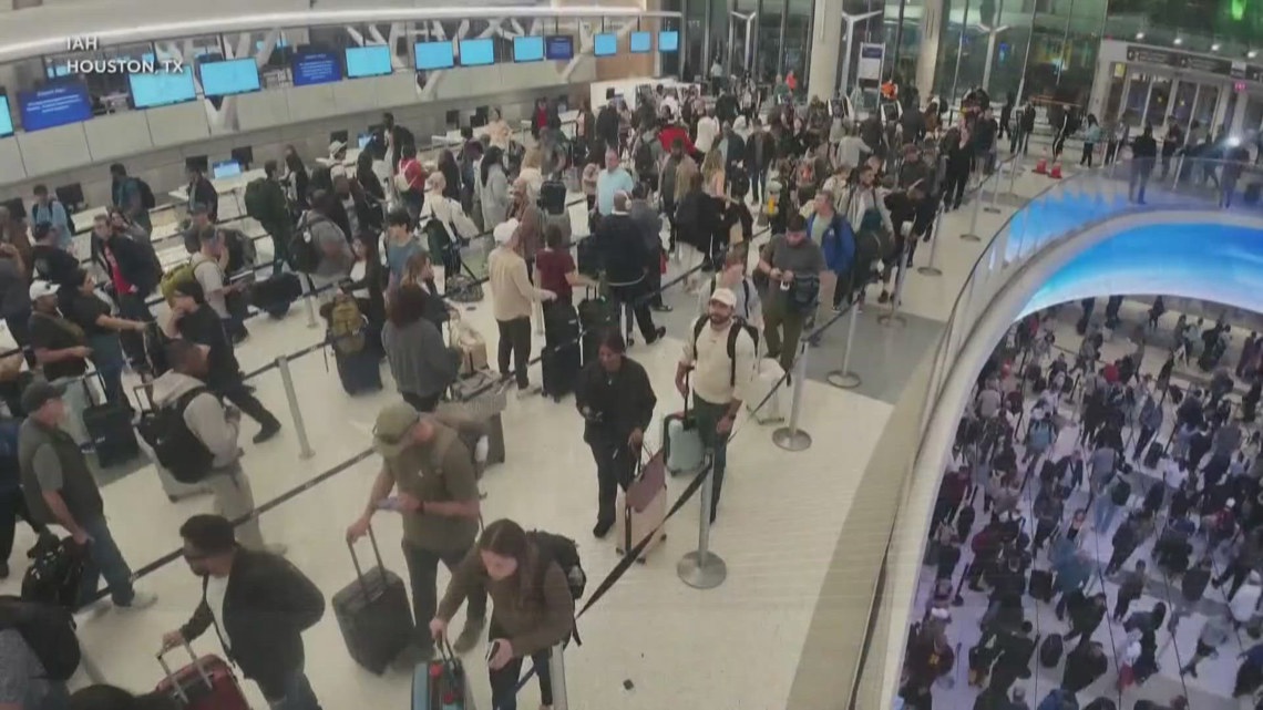 Trump signs order to pay TSA employees after Congress fails to end shutdown