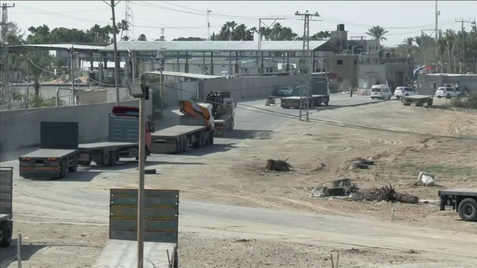 Humanitarian aid trickles into Gaza as Egypt's border opens | wwltv.com