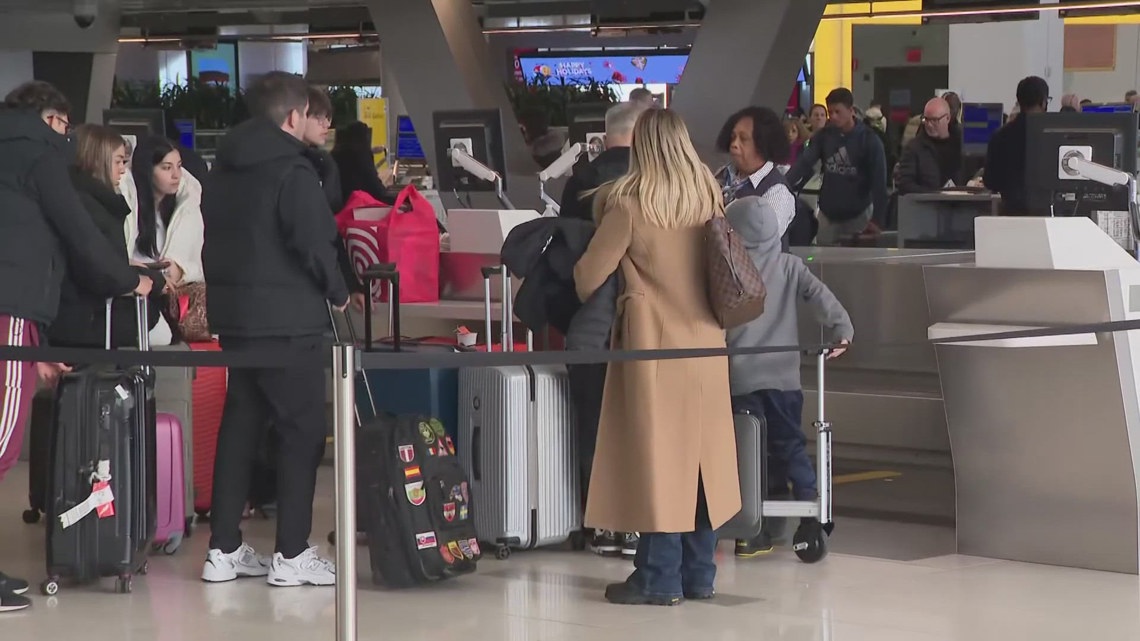 Winter travel headaches continue for holiday flyers | wwltv.com