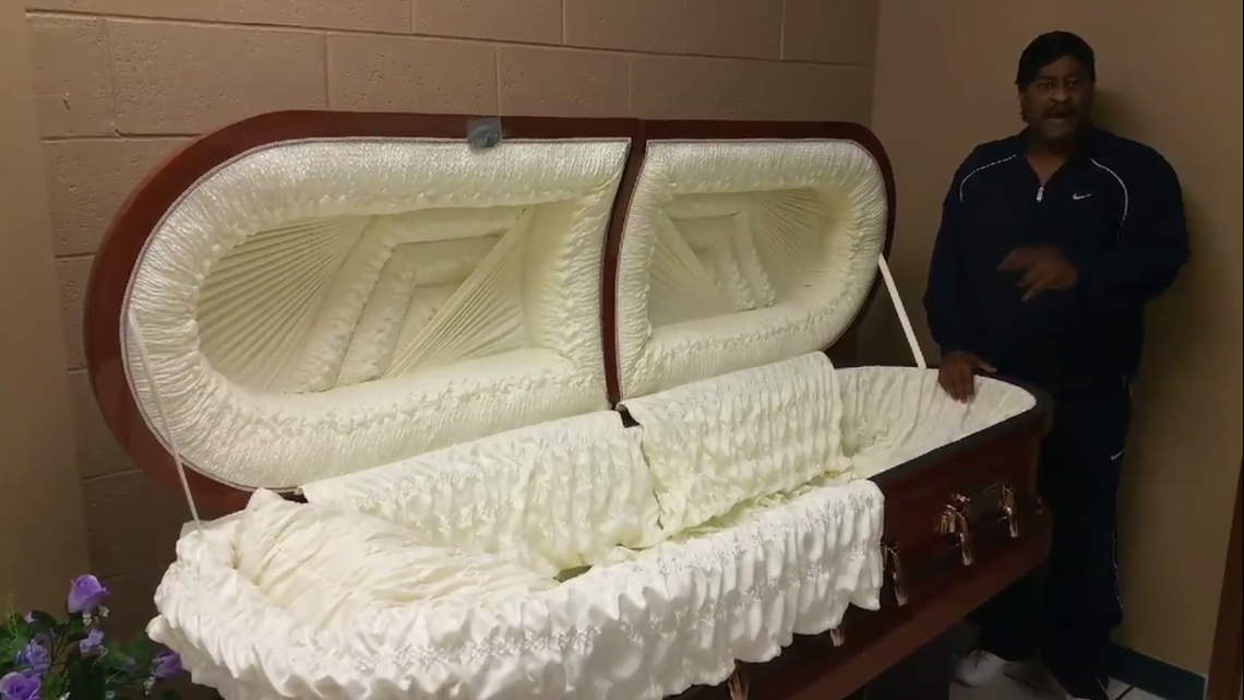 Shreveport minister Periscopes from inside sealed coffin