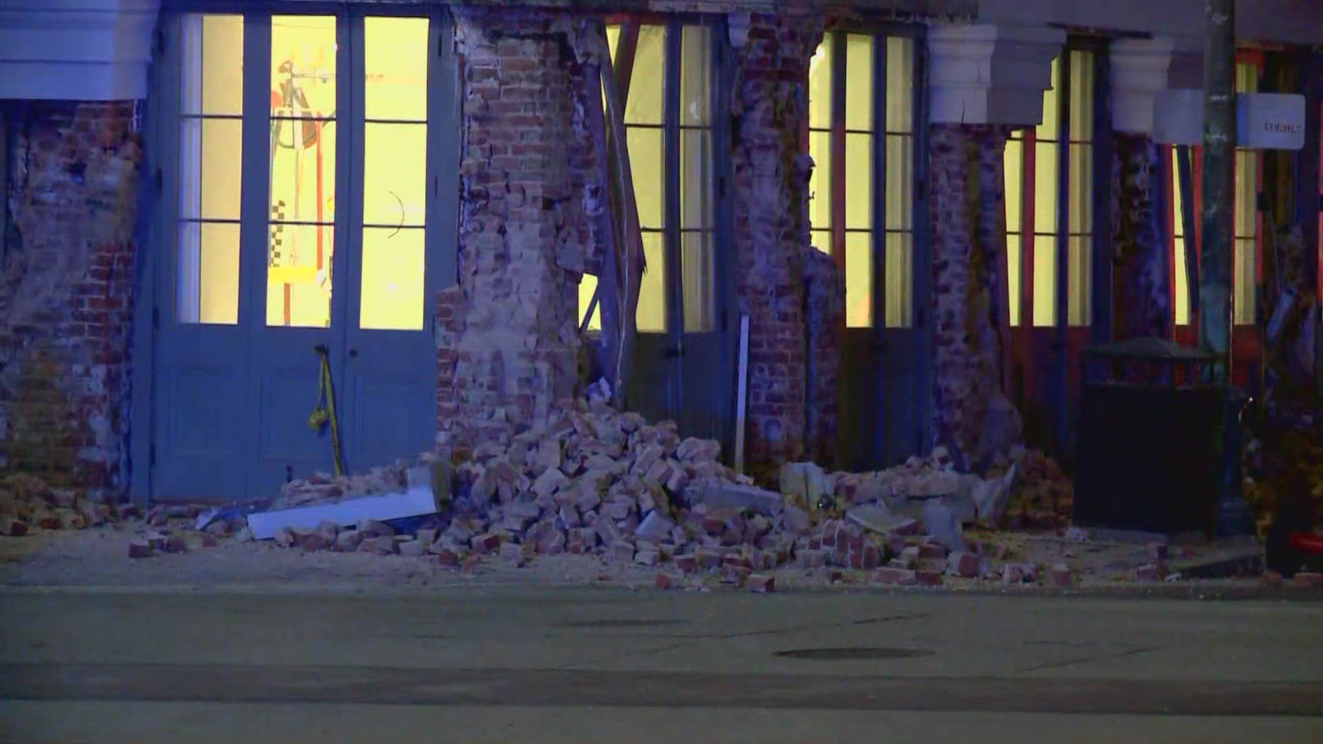 Police are surrounding a building in New Orleans Downtown that has partially collapsed onto the sidewalk – prompting closure of an intersection on O'Keefe Avenue.