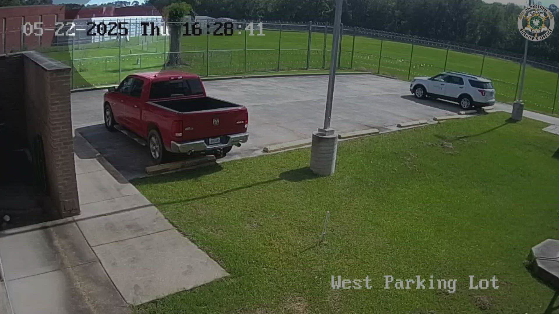New video shows an inmate at the Tangipahoa Parish Jail climbing over a razor wire fence. He made a run for it and a manhunt is underway.