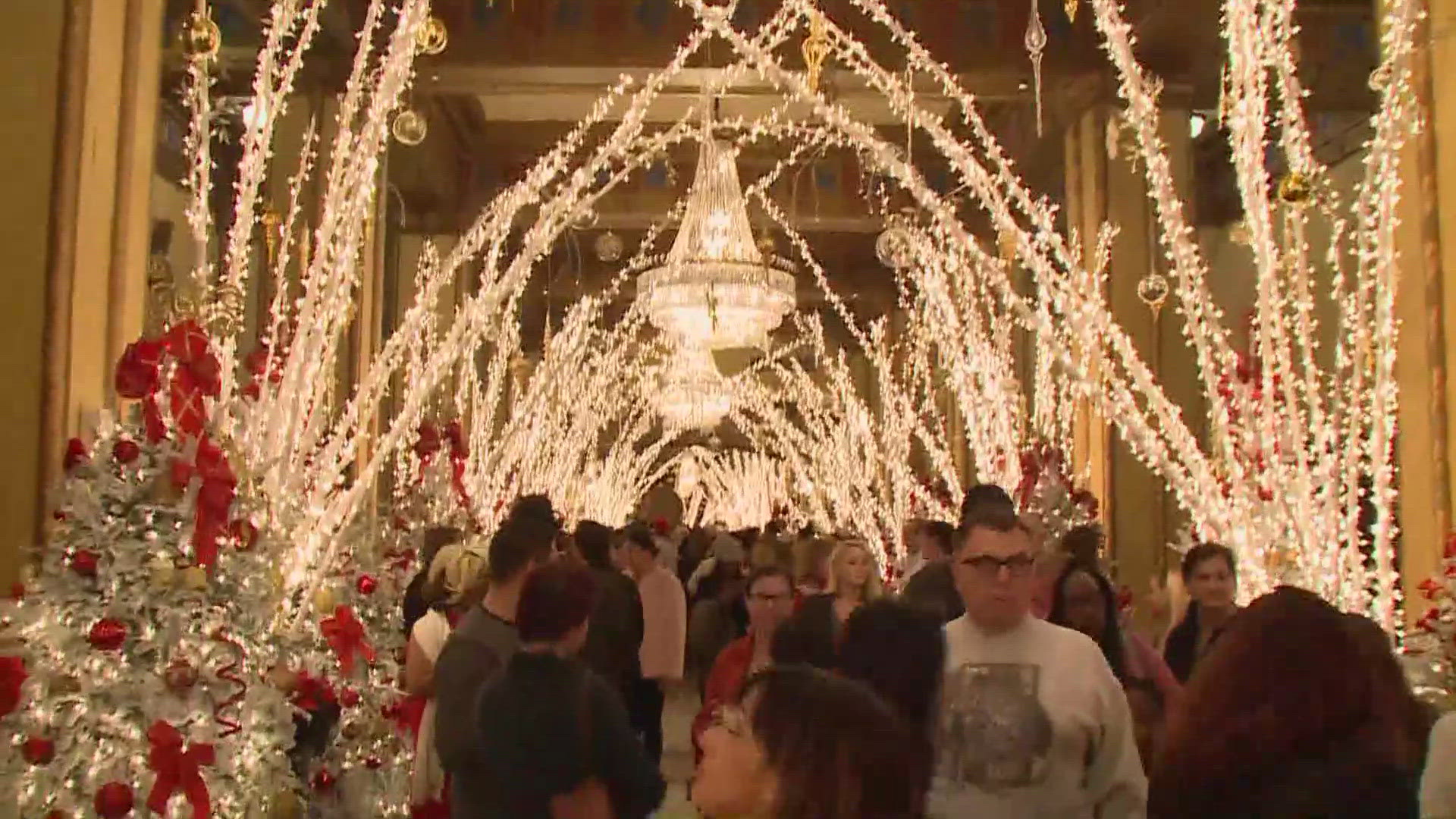 The Roosevelt Hotel lights up the Holidays with its Christmas lights.