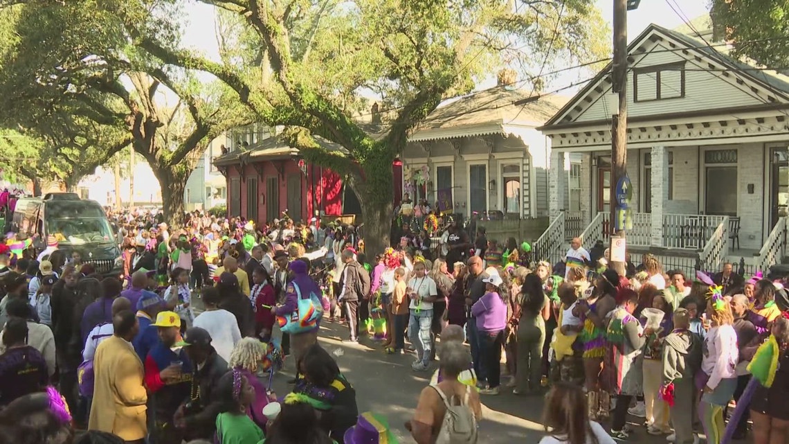 Downtown New Orleans draws 2.2M Mardi Gras visits; local bar backs district report