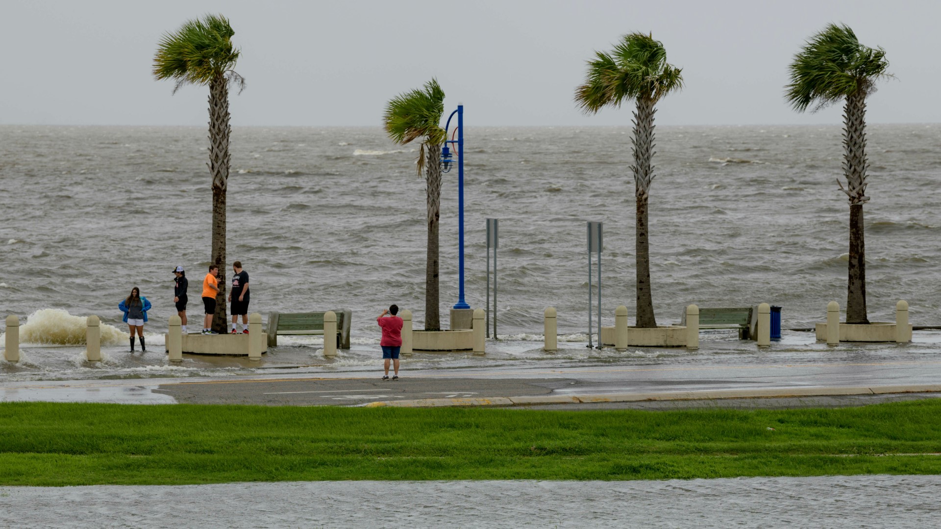 Lakeshore Drive to reopen to traffic on weekends