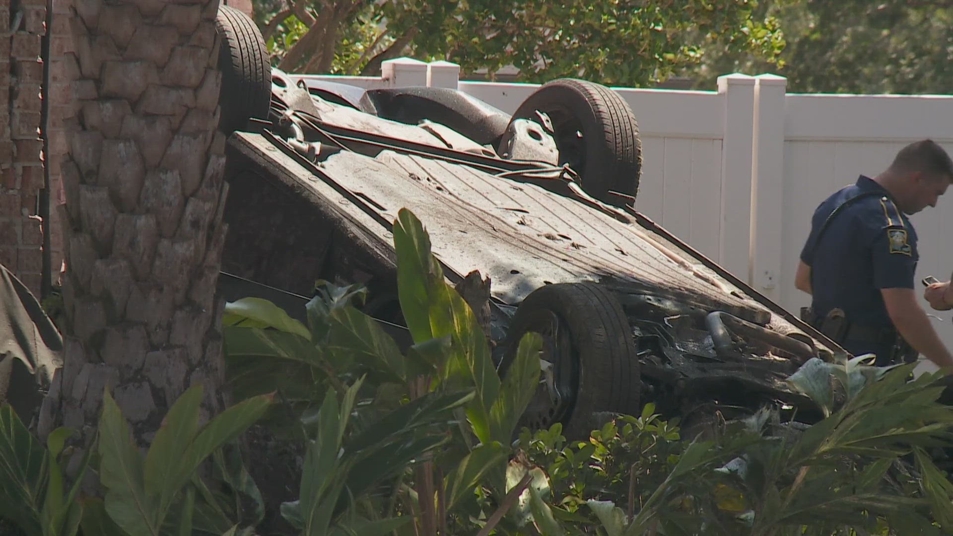 Louisiana State Police says a man has died in a single-vehicle crash in Metairie on Wednesday.