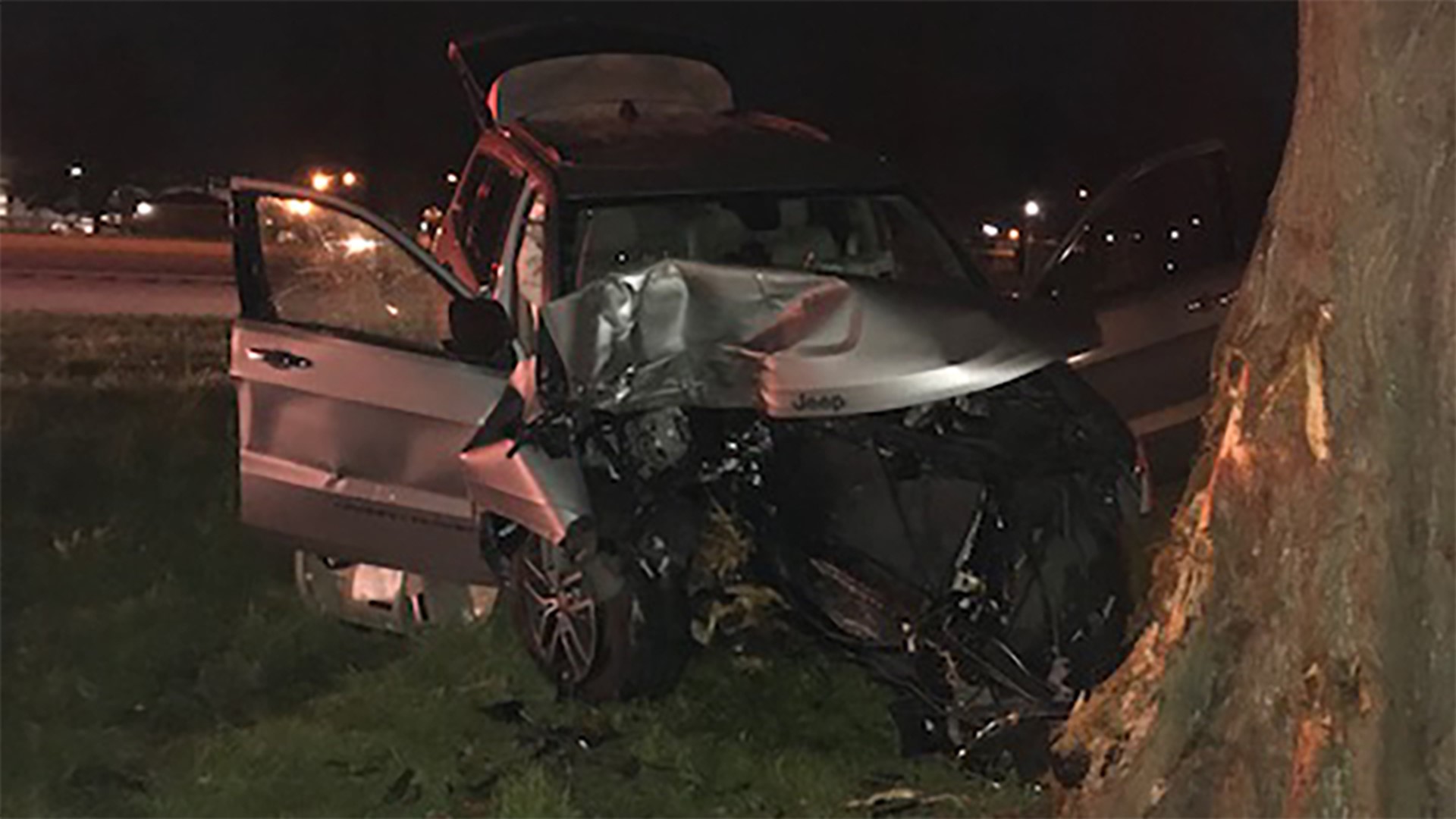 One killed after car crashes into tree off I-10 East in Kenner | wwltv.com