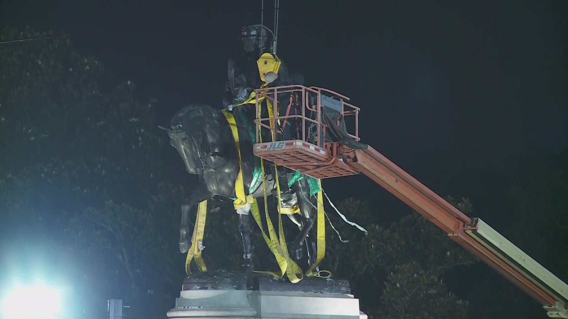 Video of the Beauregard statue being taken down.