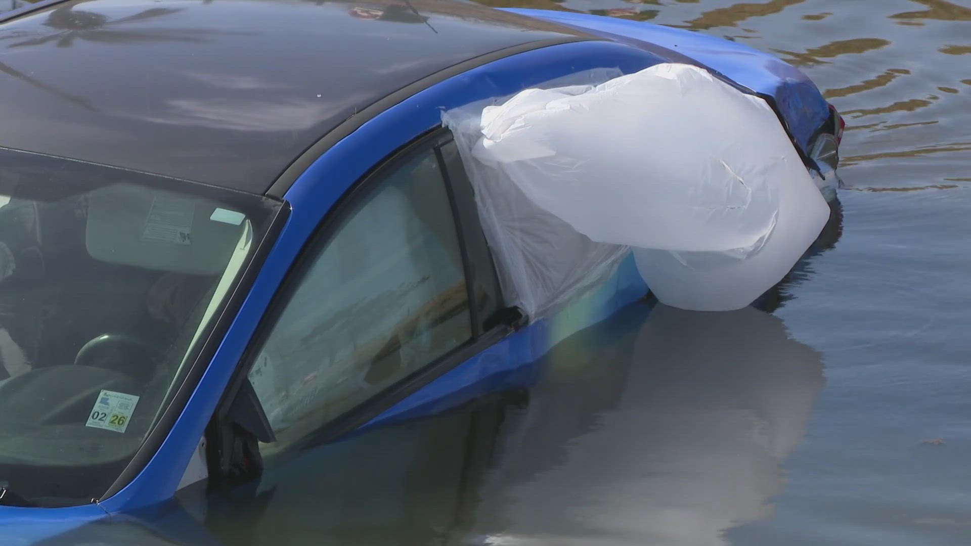 Driver escapes with minor injuries as car sinks in Jefferson Parish ...
