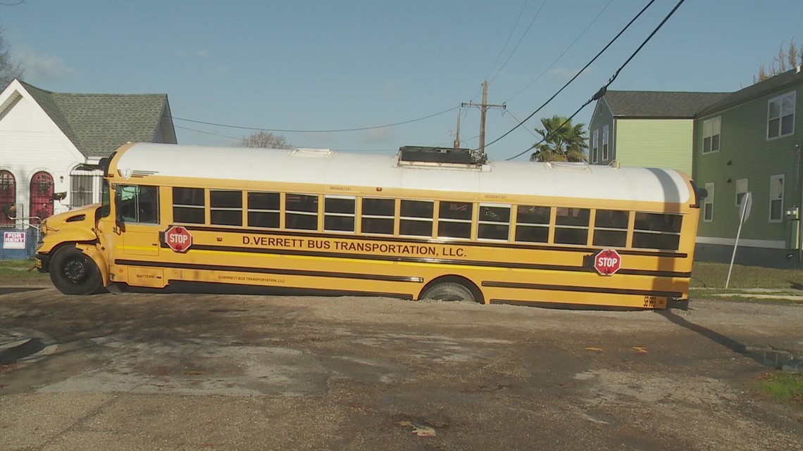 School bus stranded in a New Orleans sinkhole | wwltv.com