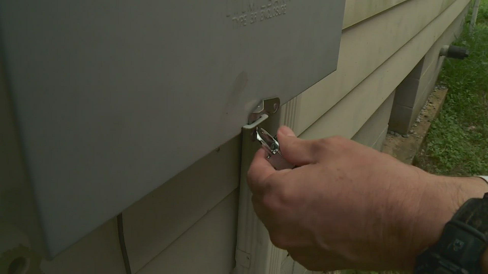 Paul Murphy talks to residents in a neighborhood where burglars cut power to homes before breaking in.