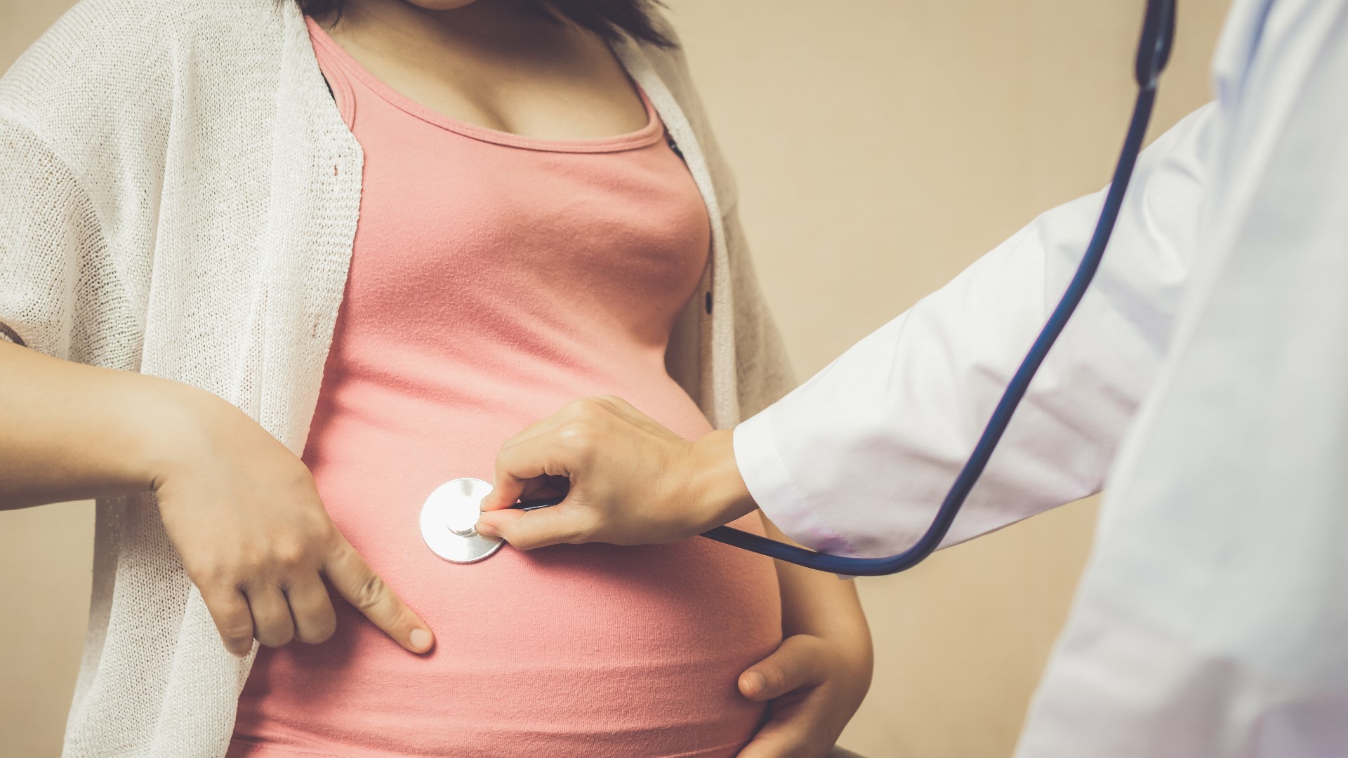 Pregnant women with COVID-19 are more likely to wind up in an ICU, placed on a ventilator or lose their lives. Should expecting mom's get the vaccine?