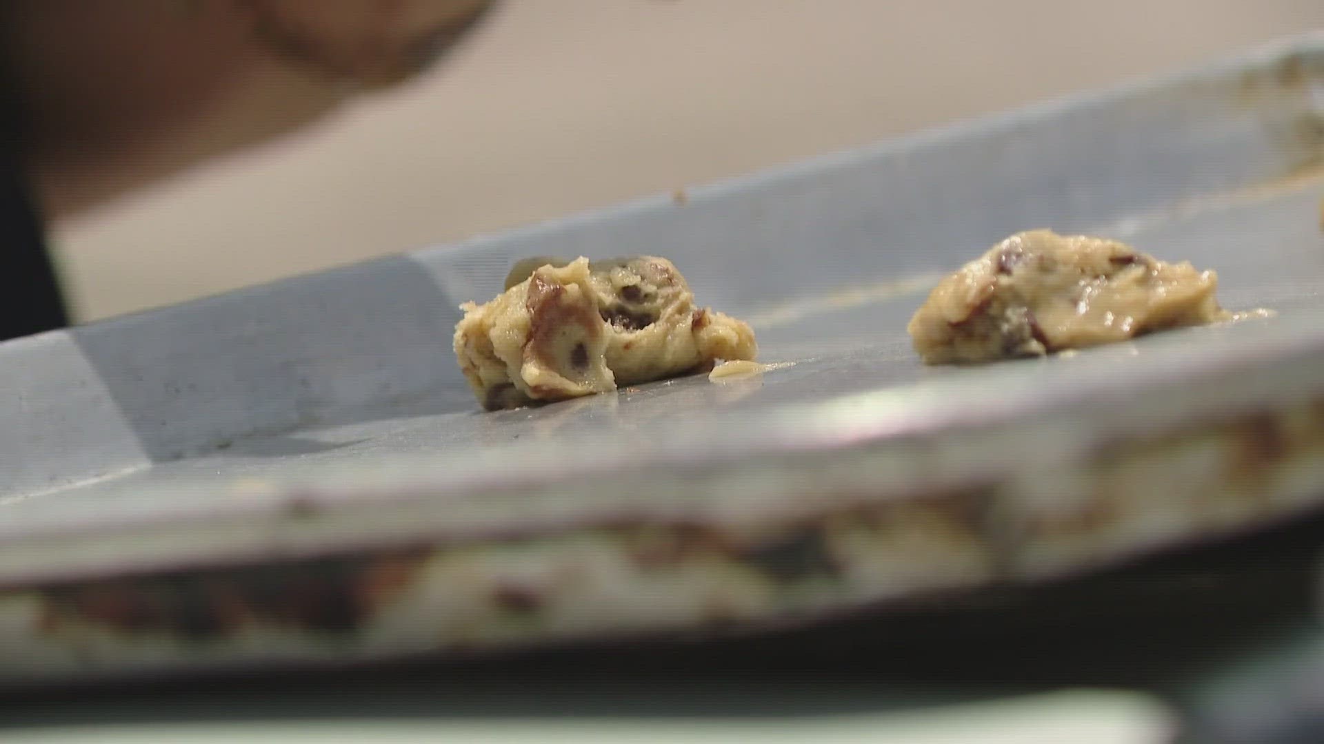 A Slidell Police officer cooked some cookies in his car, so Erika Ferrando decided to try it herself.