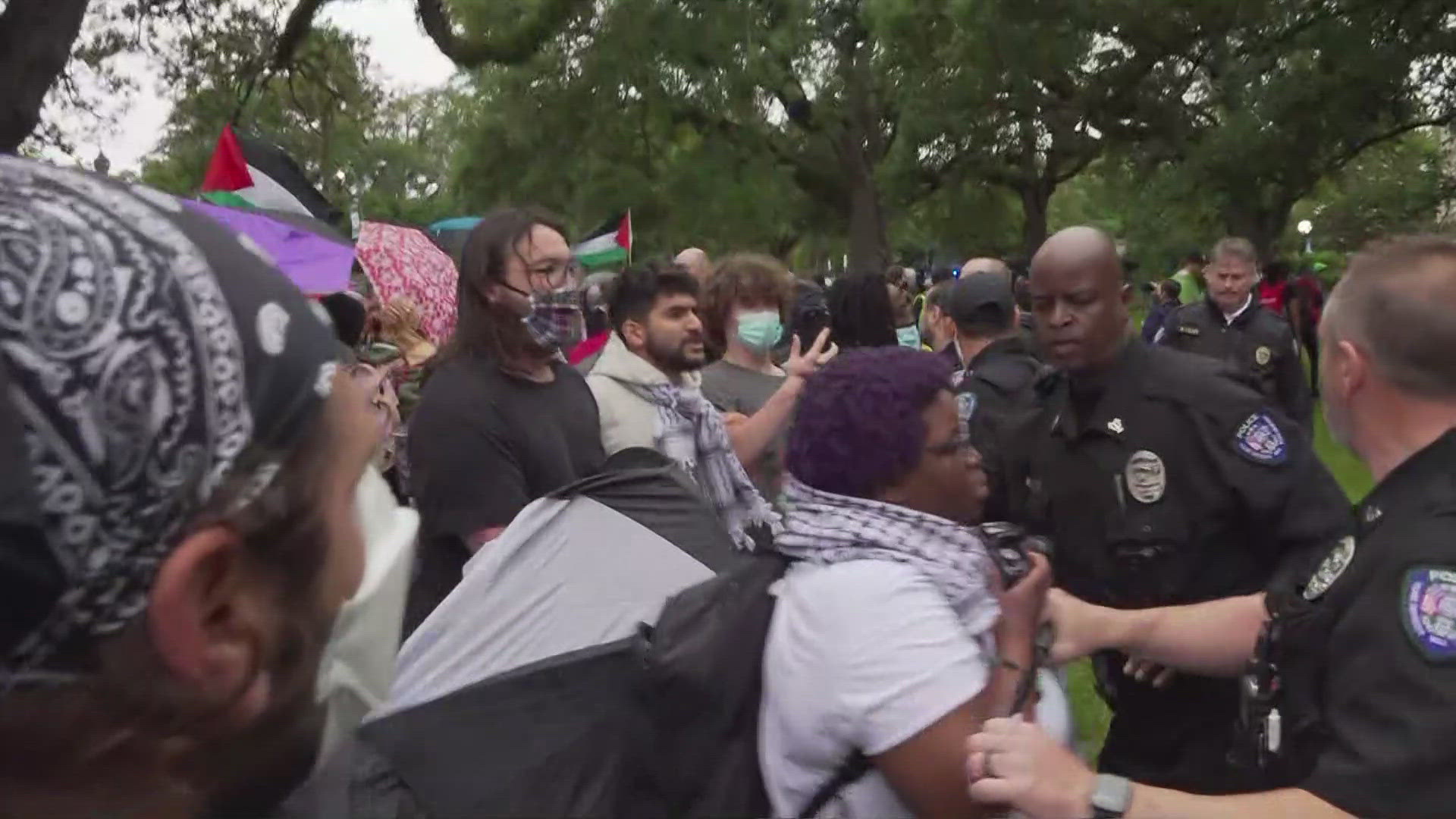 Protesters skirmish with police, attempt to put up tents on Tulane campus