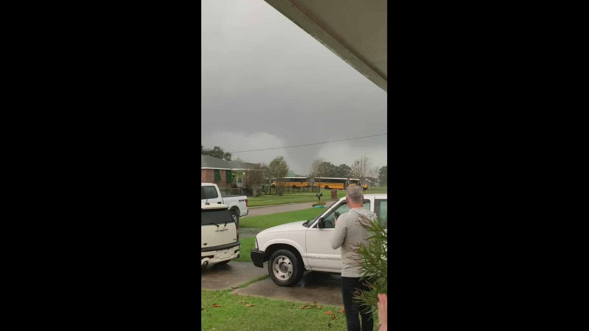 Video shows tornado in Arabi, Louisiana
