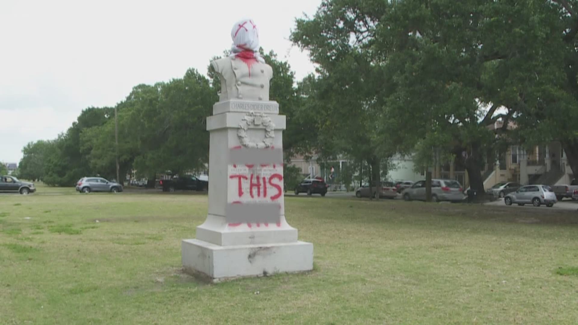 As the image began being shared on social media, people started arriving on the neutral ground on South Jefferson Davis Parkway and Canal Street. 