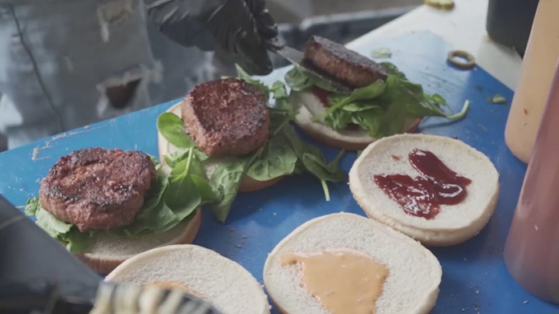 You can enjoy live music and a large collection of vegan food options.