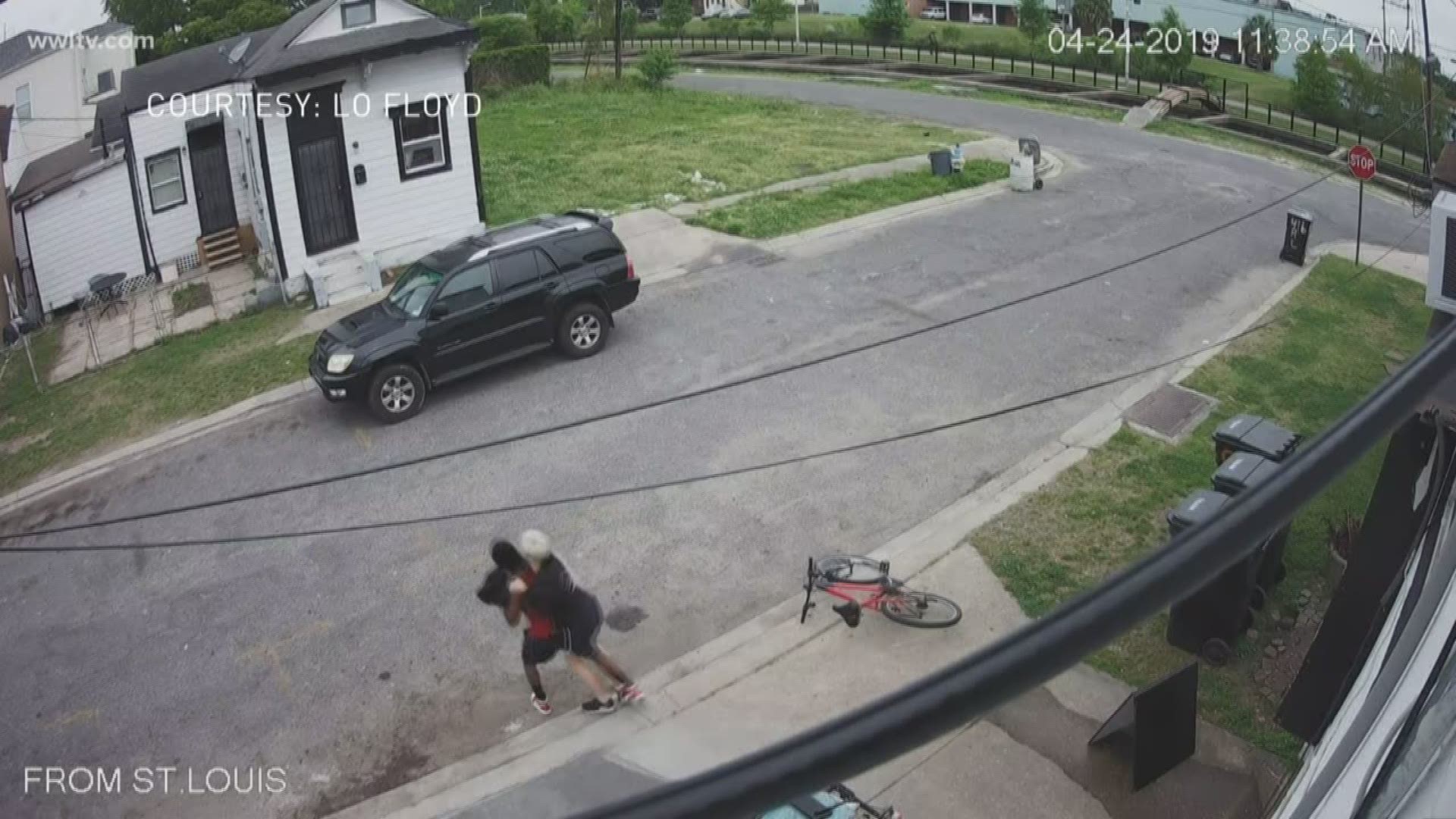 Law enforcement experts weigh in on attempted robbery video.
