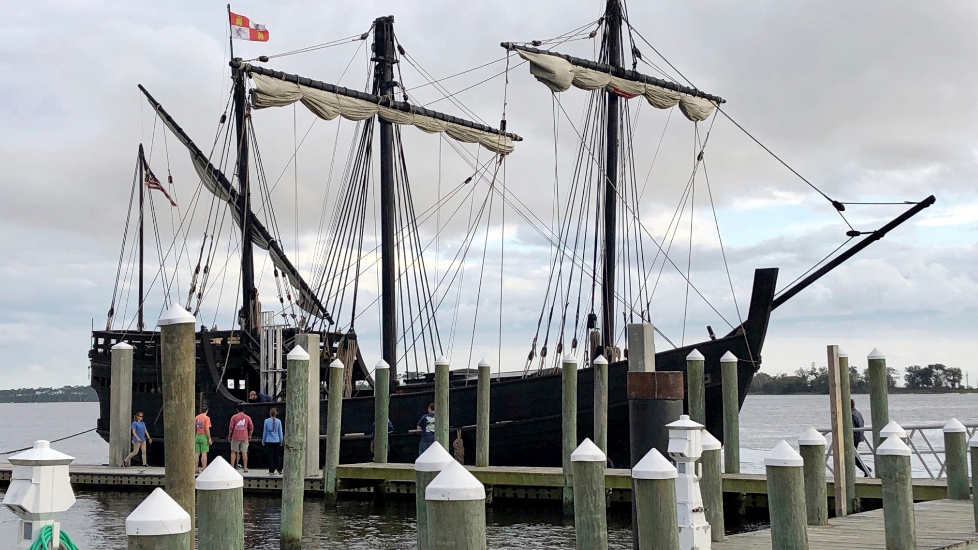 Replicas of Christopher Columbus' Niña and Pinta ships have arrived at a harbor on Mississippi's Gulf Coast.