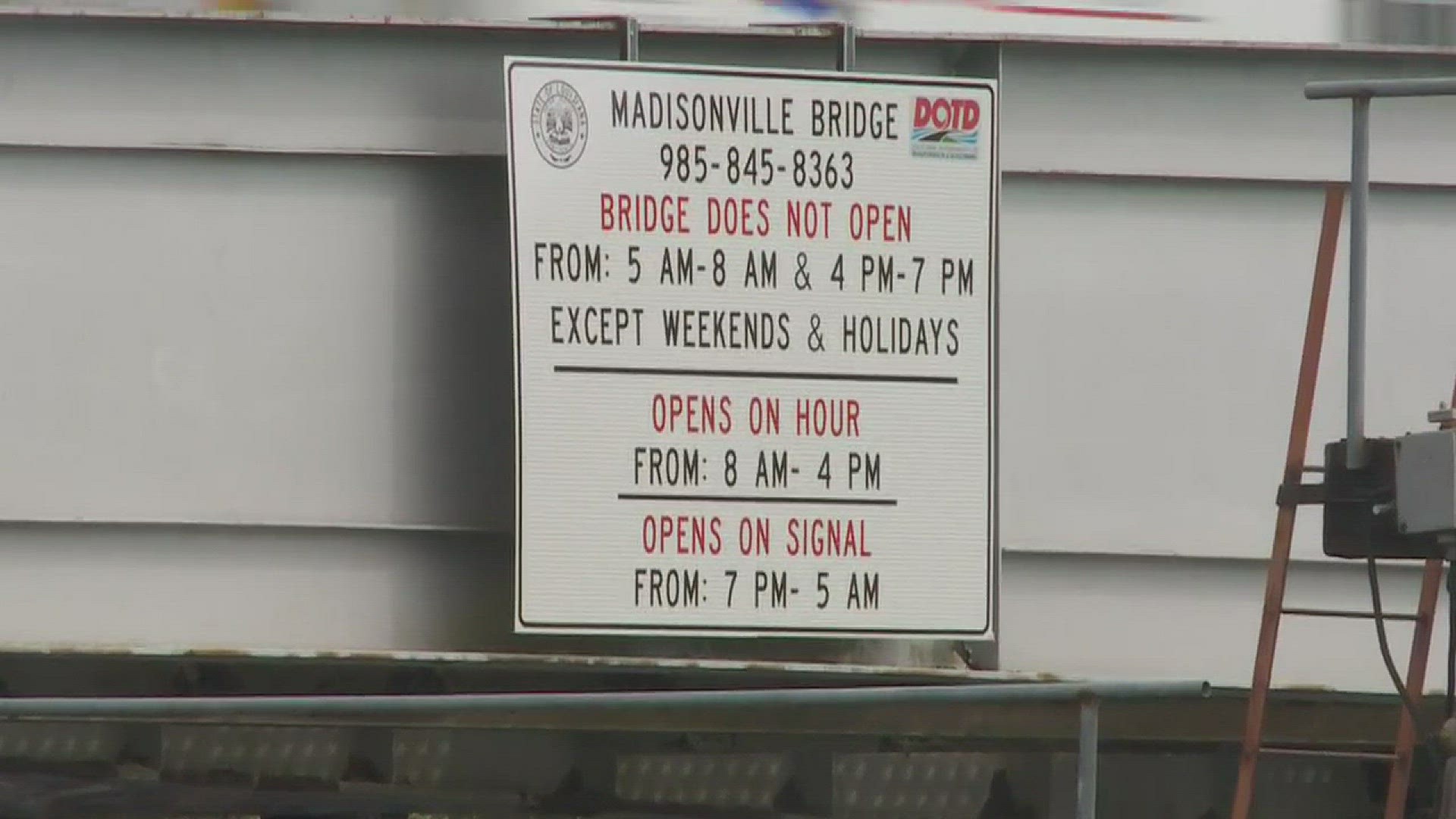 Sign on Madisonville bridge creates buzz