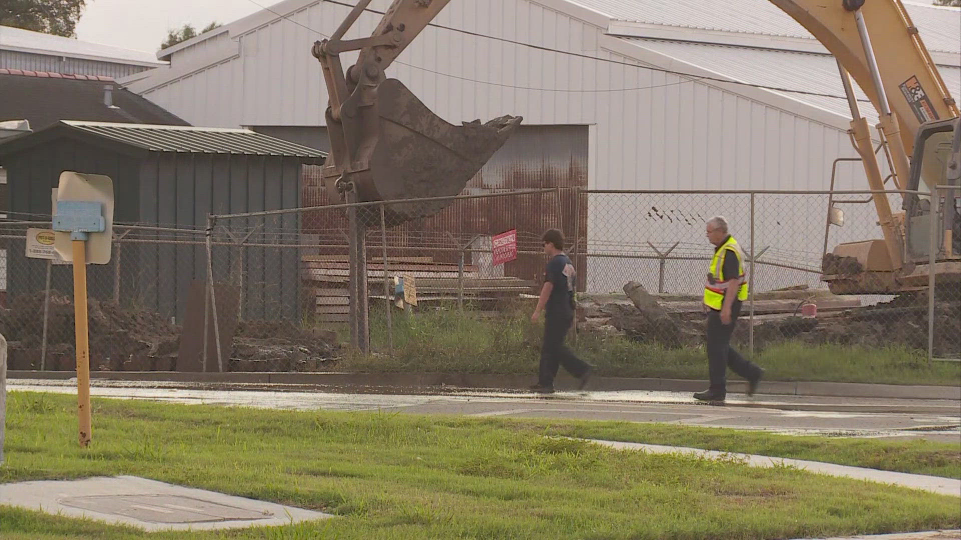 WWL Louisiana is monitoring what appears to be a natural gas leak on Central near Airline Drive in Metairie on Wednesday.