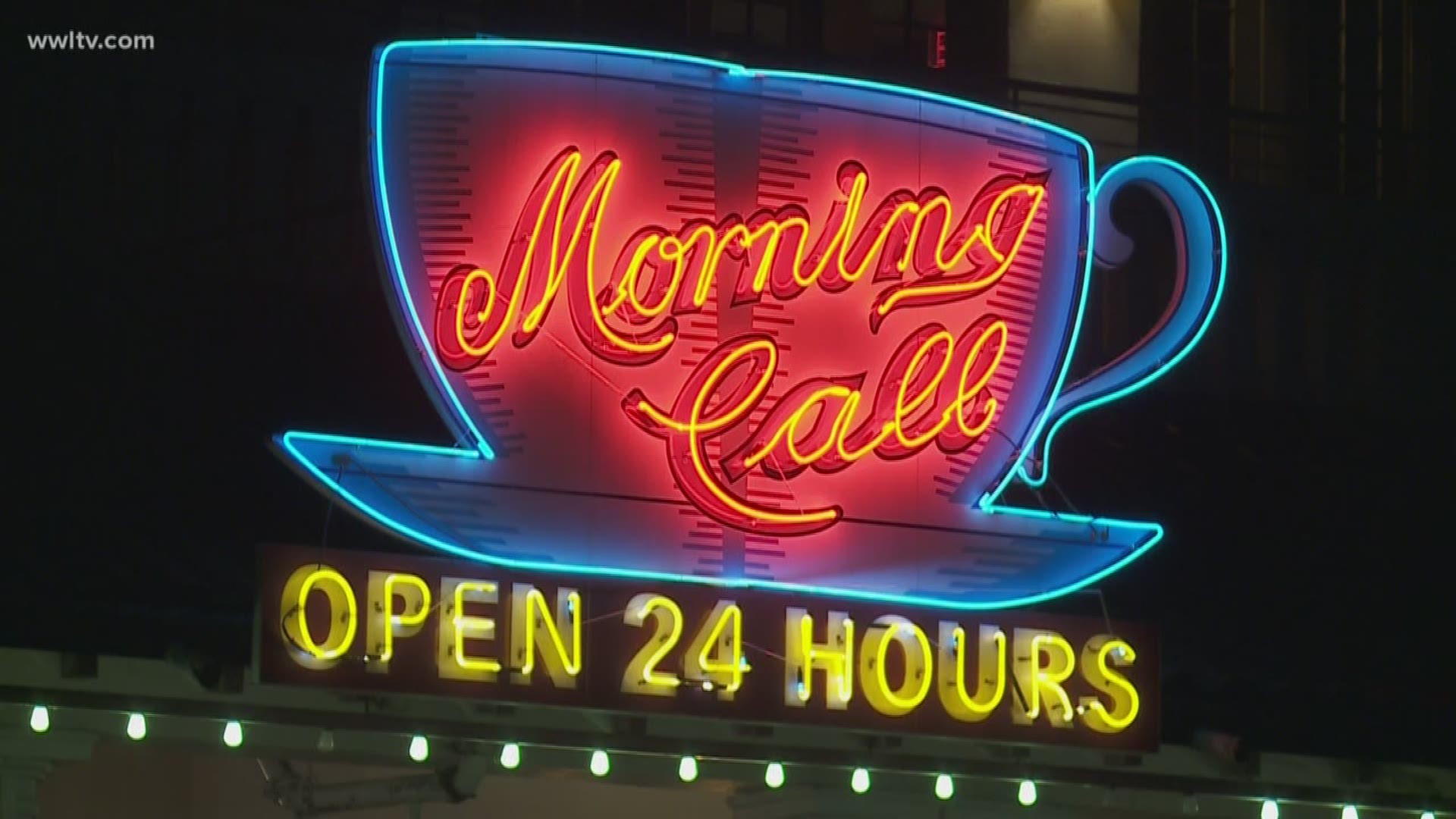 The classic New Orleans cafe drew dozens on Sunday night for its final day of operation.