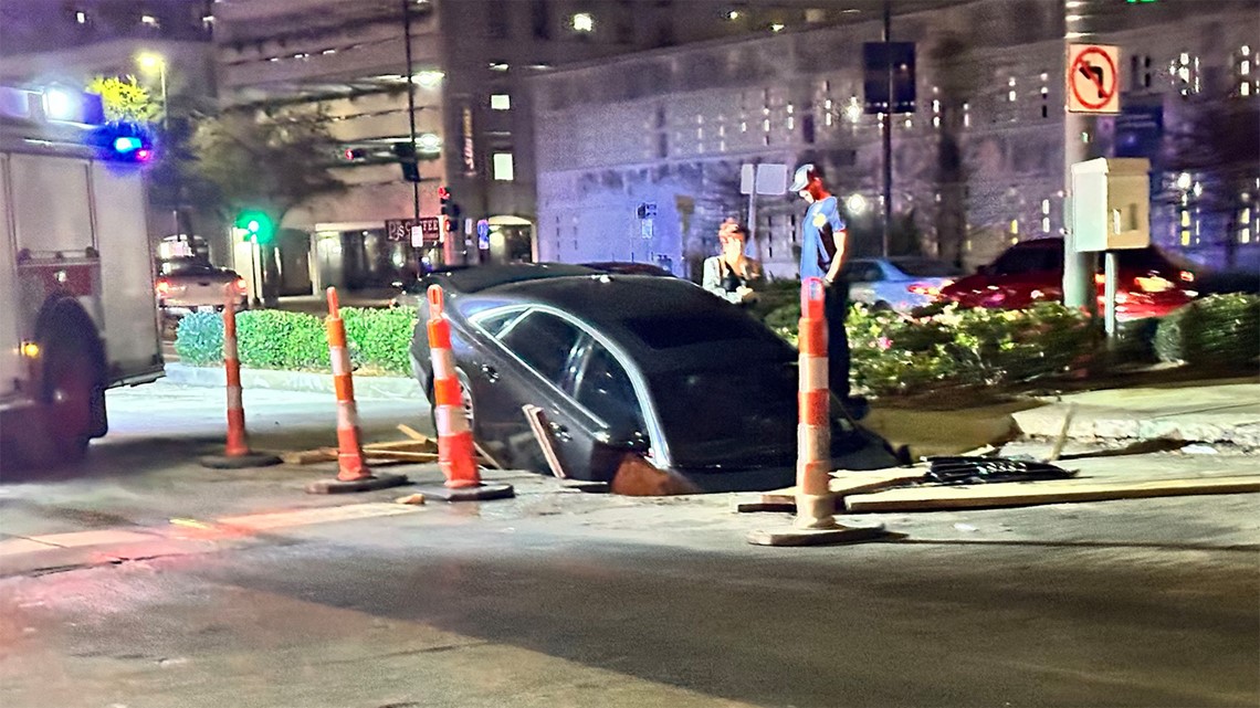 Massive hole swallows car on New Orleans street - Vimarsana News