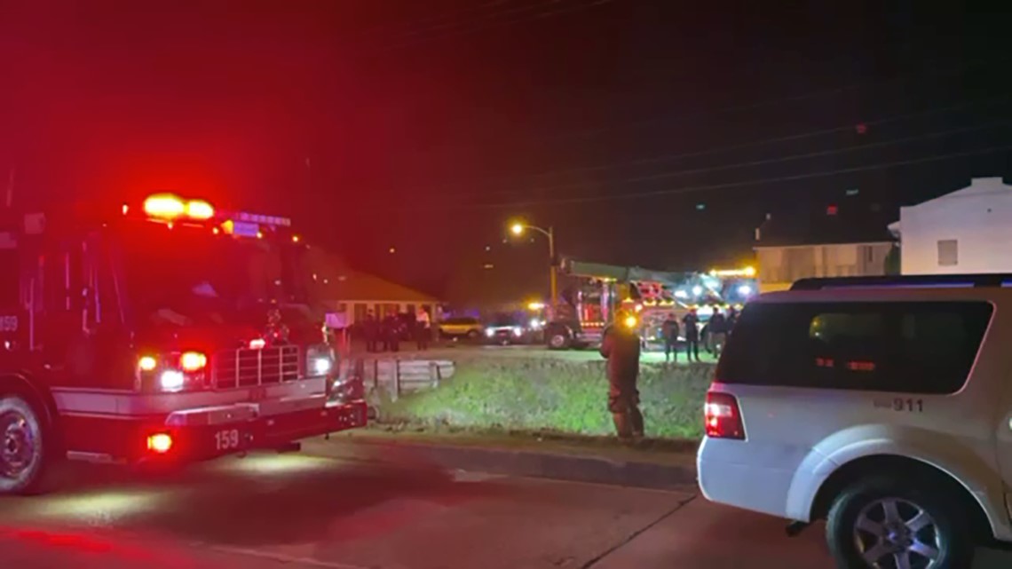 Pickup crashes into Metairie canal early Thursday; 1 dead