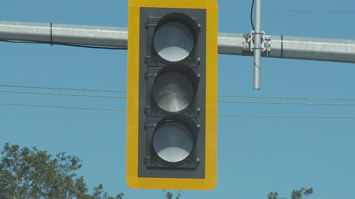 Problematic traffic light goes dark again | wwltv.com
