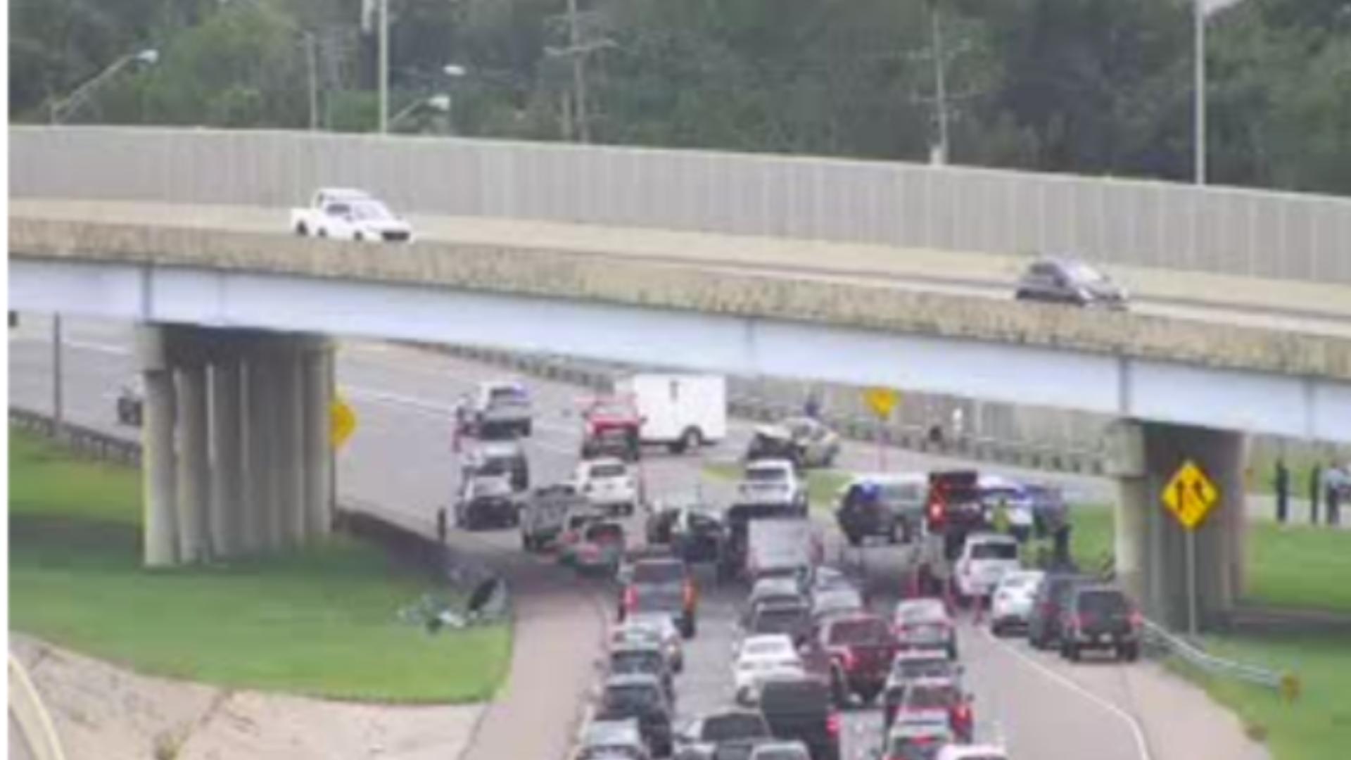 One dead after multi-car crash on I-10, NOPD says | wwltv.com