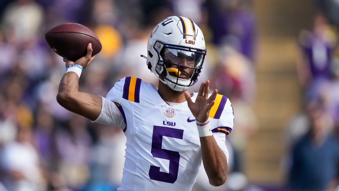 Jayden Daniels honored as top QB in college football, Payton