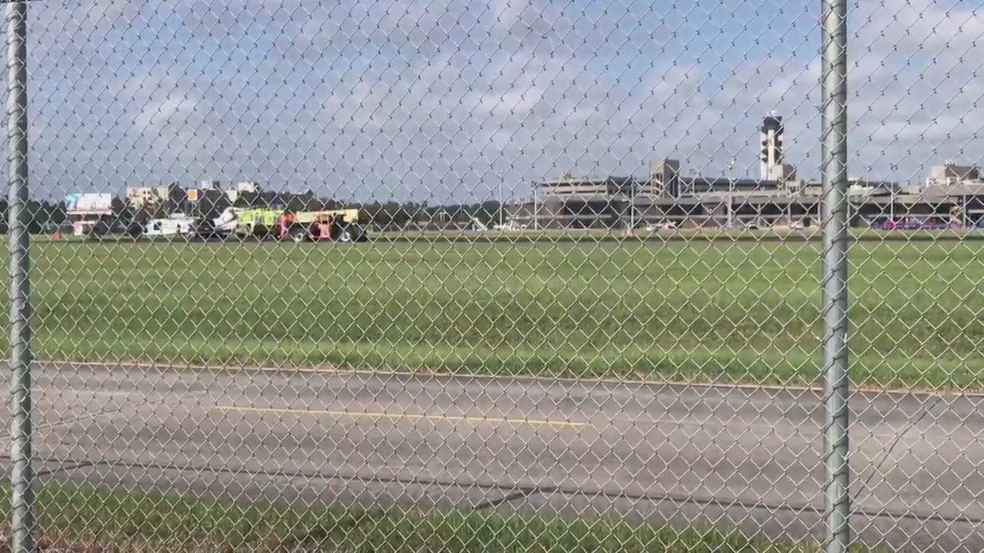 Jet runs off runway at New Orleans International Airport