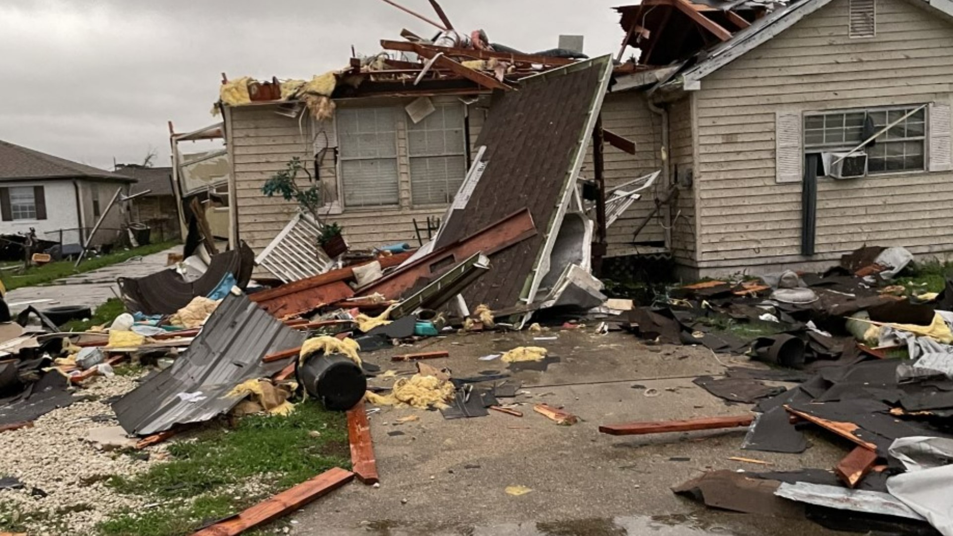 1 dead, thousands without power, homes damaged as tornadoes sweep ...