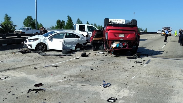 1 dead, 5 hurt in multi-car crash on Interstate 10 in New Orleans