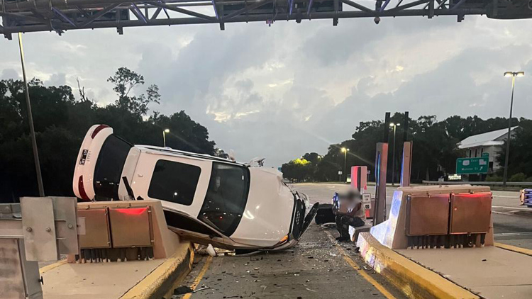 Alleged drunken driver crashes into Causeway toll plaza, flips car ...