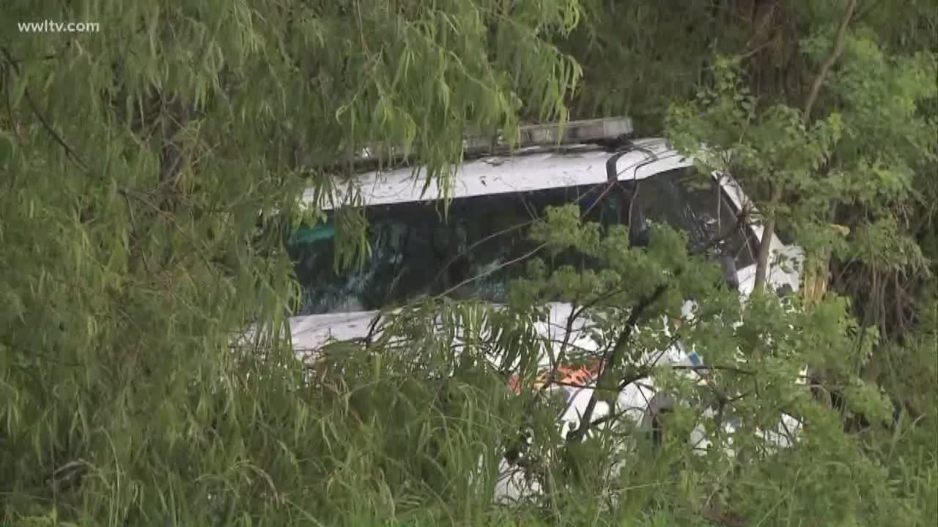 JPSO cruiser runs off I-10, crashes into tree near Irish Bayou