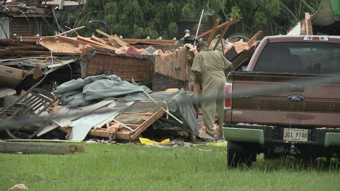 Moss Point MS residents clean up after Monday's tornado | wwltv.com