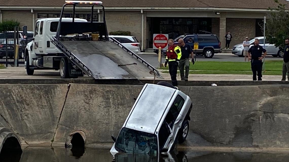 Bystanders rescue 2 people after vehicle crashes into canal | wwltv.com