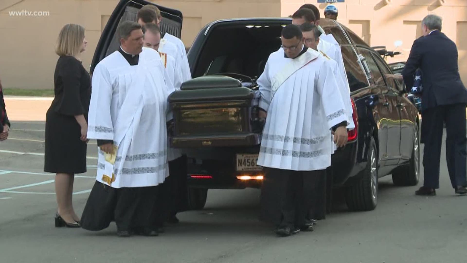 Saints fans hold impromptu second line to honor Tom Benson