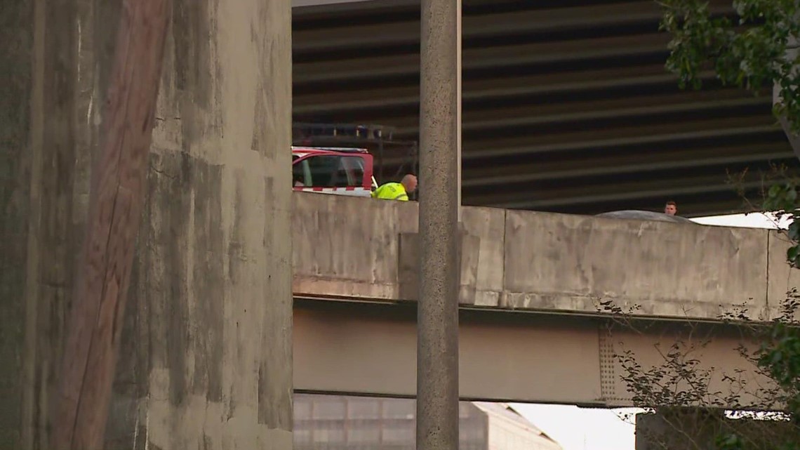 Gretna PD chase car over CCC, 3 jump from moving vehicle moments before