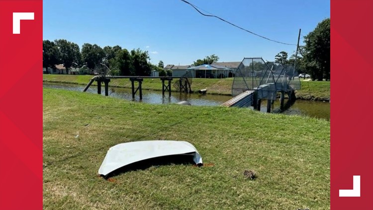 2 women critical after car lands upside down underwater in Kenner canal