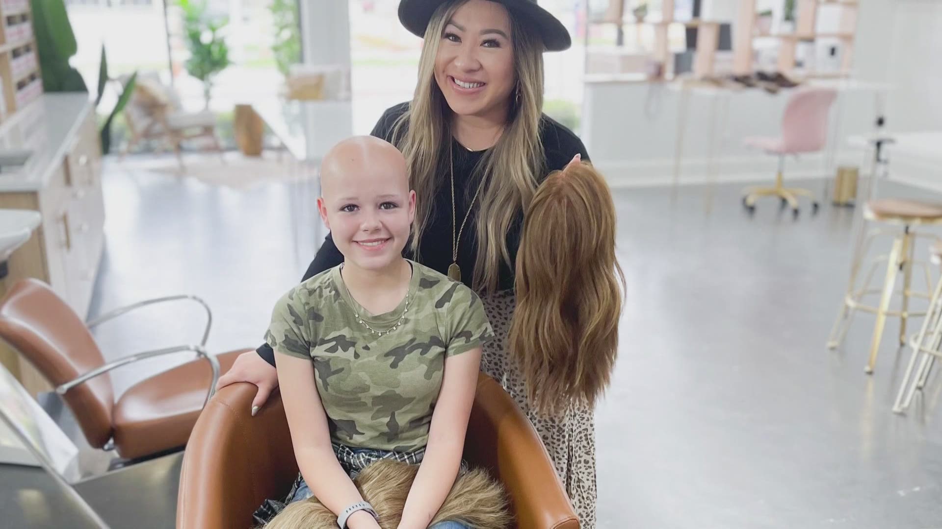 A local hairstylist has decided to help children suffering from hair loss by providing free wigs.