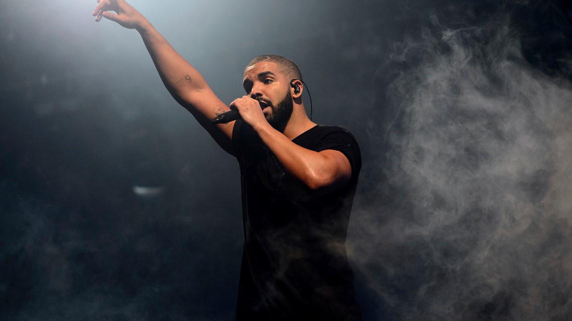 Drake kicked off his It's All A Blur tour in Chicago last night